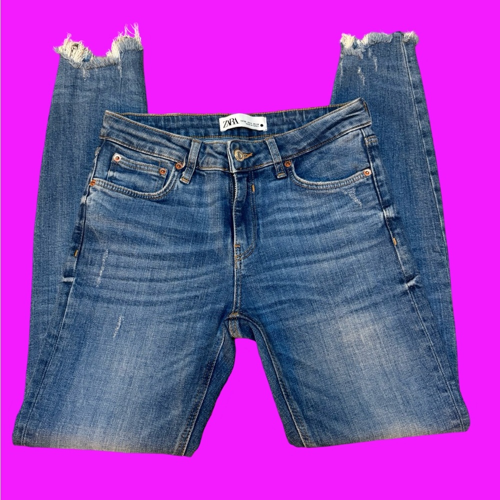 Zara Women's size 4 The Skinny line with leather logo medium wash perfect fit